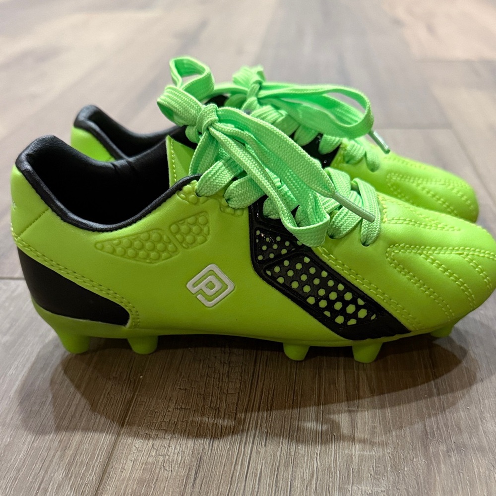 Kids DREAM PAIRS lime green cleats